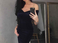 Платье длины миди из бархата со спущенными плечиками Цена 420.00 грн.