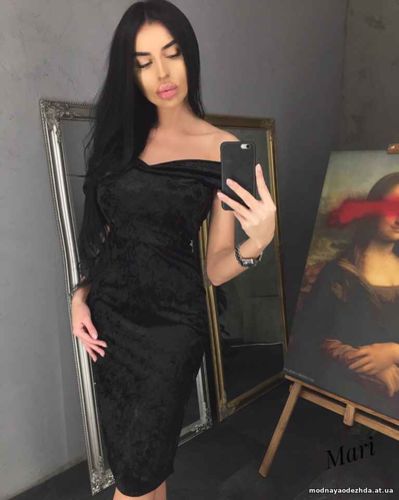 Платье длины миди из бархата со спущенными плечиками Цена 420.00 грн.