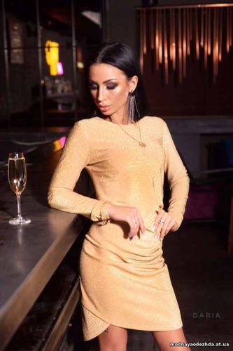 Платье. Декорировано драпировкой . Ткань - трикотаж люрекс. Длина сзад