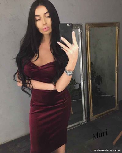 Платье длины миди из бархата со спущенными плечиками Цена 420.00 грн. Платье длины миди из бархата со спущенными плечиками Цена 420.00 грн.