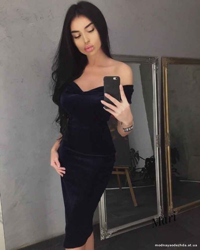 Платье длины миди из бархата со спущенными плечиками Цена 420.00 грн. Платье длины миди из бархата со спущенными плечиками Цена 420.00 грн.