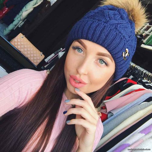 Шапка Chanel ТМ Cairmain вязка, пряжа марс Бубон натуральный енот, бро