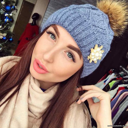 Шапка Chanel ТМ Cairmain вязка, пряжа марс Бубон натуральный енот, бро