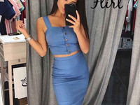 Костюм . Размер: 42-44 Ткань - стрейч джинс Цвета- темно- синий, джинс