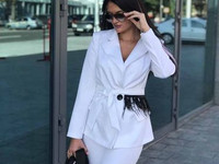 New collection Стильный костюм BERLIN Декорирован поясом с перьями Пид