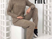 Костюм . Размер:42-44 Ткань: машинная вязка, состав : 40% шерсть, 30%