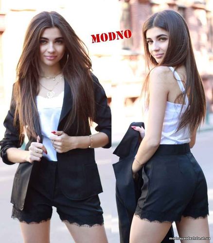 Удобный костюм тройка Ткань габардин,маечка шелк с отделкой кружева Цв