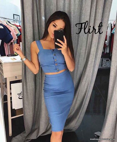 Костюм . Размер: 42-44 Ткань - стрейч джинс Цвета- темно- синий, джинс