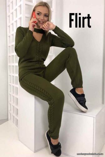 Костюм . Размер:42-44 Ткань: машинная вязка, состав : 40% шерсть, 30%