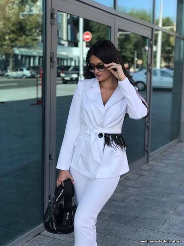 New collection Стильный костюм BERLIN Декорирован поясом с перьями Пид
