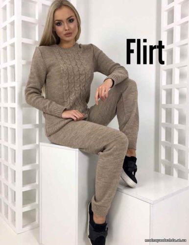 Костюм . Размер:42-44 Ткань: машинная вязка, состав : 40% шерсть, 30%