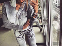 королевский бархат и рукава и капюшон выполнены из мерцающего люрекса