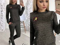 В63 Костюм Двухнитка с люрексом , декорировано значком С-м Беж и чёрны