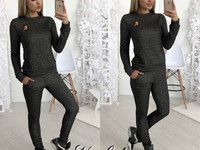 В63 Костюм Двухнитка с люрексом , декорировано значком С-м Беж и чёрны