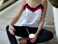 Мегапопулярный костюм из хлопка со свободными штанами и топом с геомет