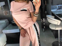 Костюм плотный стрейчевый трикотаж декорировано функциональными кнопка