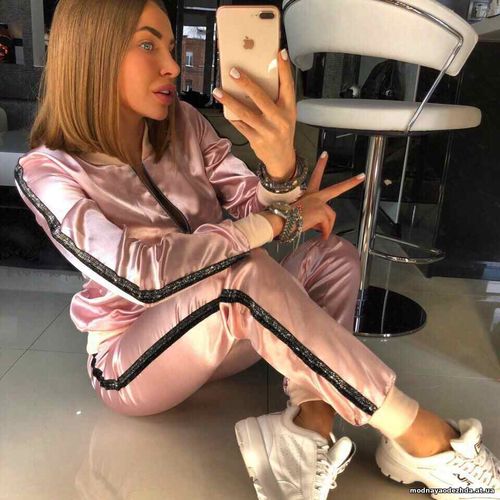 КОСТЮМ «SILK “ перламутровый шёлк ,декорирован нежнейшим довязом на ма КОСТЮМ «SILK “ перламутровый шёлк ,декорирован нежнейшим довязом на ма