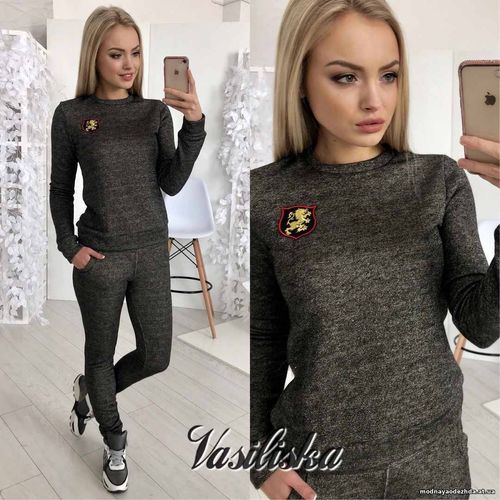 В63 Костюм Двухнитка с люрексом , декорировано значком С-м Беж и чёрны В63 Костюм Двухнитка с люрексом , декорировано значком С-м Беж и чёрны