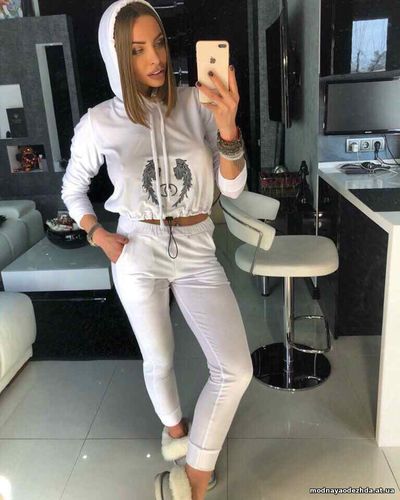 КОСТЮМ КРЫЛЬЯ» королевский бархат (качество LUXE) декорирован фирменно КОСТЮМ КРЫЛЬЯ» королевский бархат (качество LUXE) декорирован фирменно