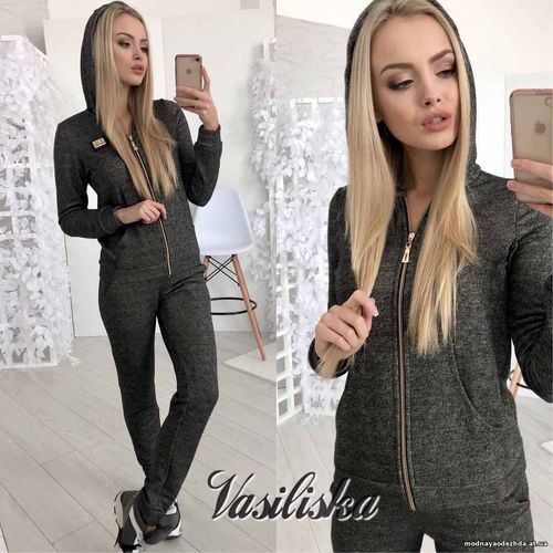 В317 Костюм двухнитка с люрексом , декорировано значком С-м Беж и чёрн В317 Костюм двухнитка с люрексом , декорировано значком С-м Беж и чёрн