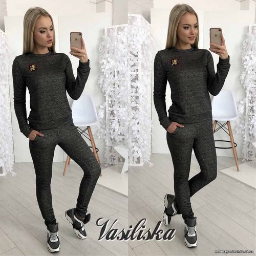 В63 Костюм Двухнитка с люрексом , декорировано значком С-м Беж и чёрны В63 Костюм Двухнитка с люрексом , декорировано значком С-м Беж и чёрны