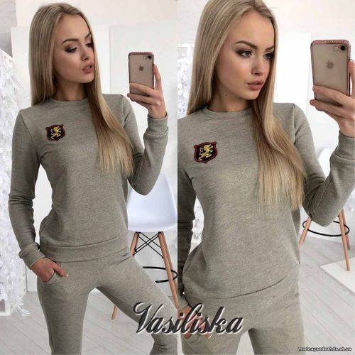 В63 Костюм Двухнитка с люрексом , декорировано значком С-м Беж и чёрны В63 Костюм Двухнитка с люрексом , декорировано значком С-м Беж и чёрны