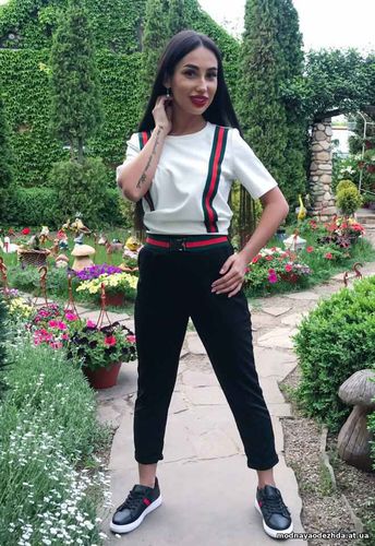 СТИЛЬНЫЙ И ЭЛЕГАНТНЫЙ СПОРТИВНЫЙ КОСТЮМ ИЗ ЭЛАСТАНА ДЕКОРИРОВАННЫЙ ПРИ