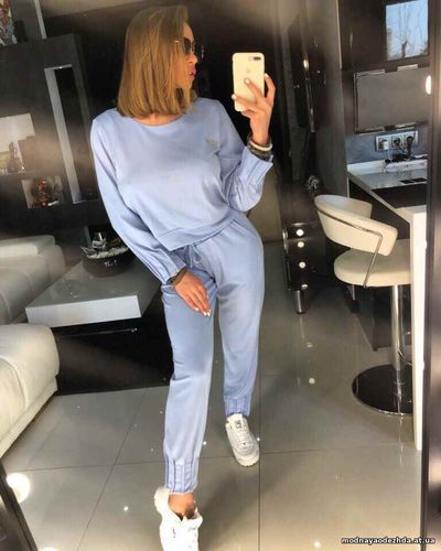 КОСТЮМ плотный бархатистый трикотаж декорирован фирменной вышивкой  63