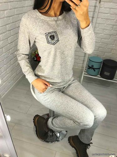 Костюм (кофта +штаны) украшен значком Phillipp Plein из камней Цена: 5