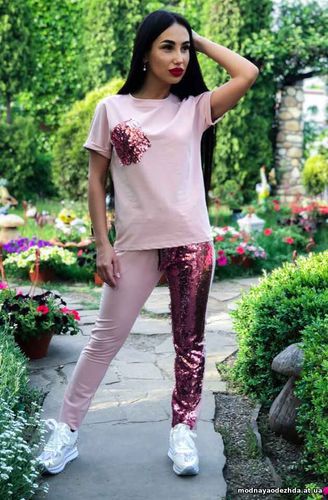 ОЧАРОВАТЕЛЬНЫЙ И ЭФФЕКТНЫЙ СПОРТИВНЫЙ КОСТЮМ СОЧЕТАЮЩИЙ В СЕБЕ ЖЕНСТВЕ