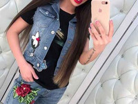 ЖИЛЕТКА ИЗ ДЕНИМА  УКРАШЕНА ПРИШИТЫМИ СТРАЗАМИ  РАЗМЕР СВОБОДНЫЙ 42-44