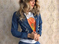 МОДНАЯ КУРТОЧКА ИЗ ДЕНИМА ДЕКОРИРОВАНА ПРИШИТЫМИ ЖЕМЧУЖИНАМИ  РАЗМЕР 4