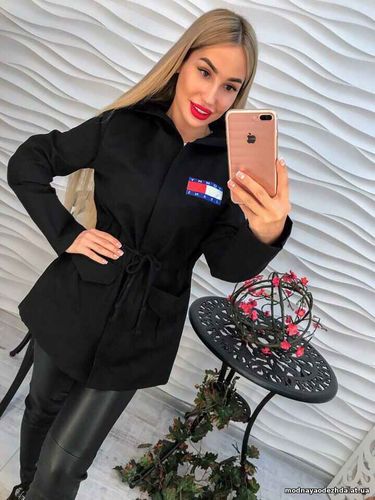 МОДНАЯ И СТИЛЬНАЯ КОТОНОВАЯ ВЕТРОВКА ДЕКОРИРОВАНА НАКАТКОЙ  ЕСТЬ КАПЮШ
